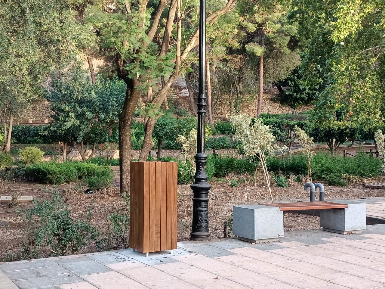 Mobilier urbain intégré dans un espace public