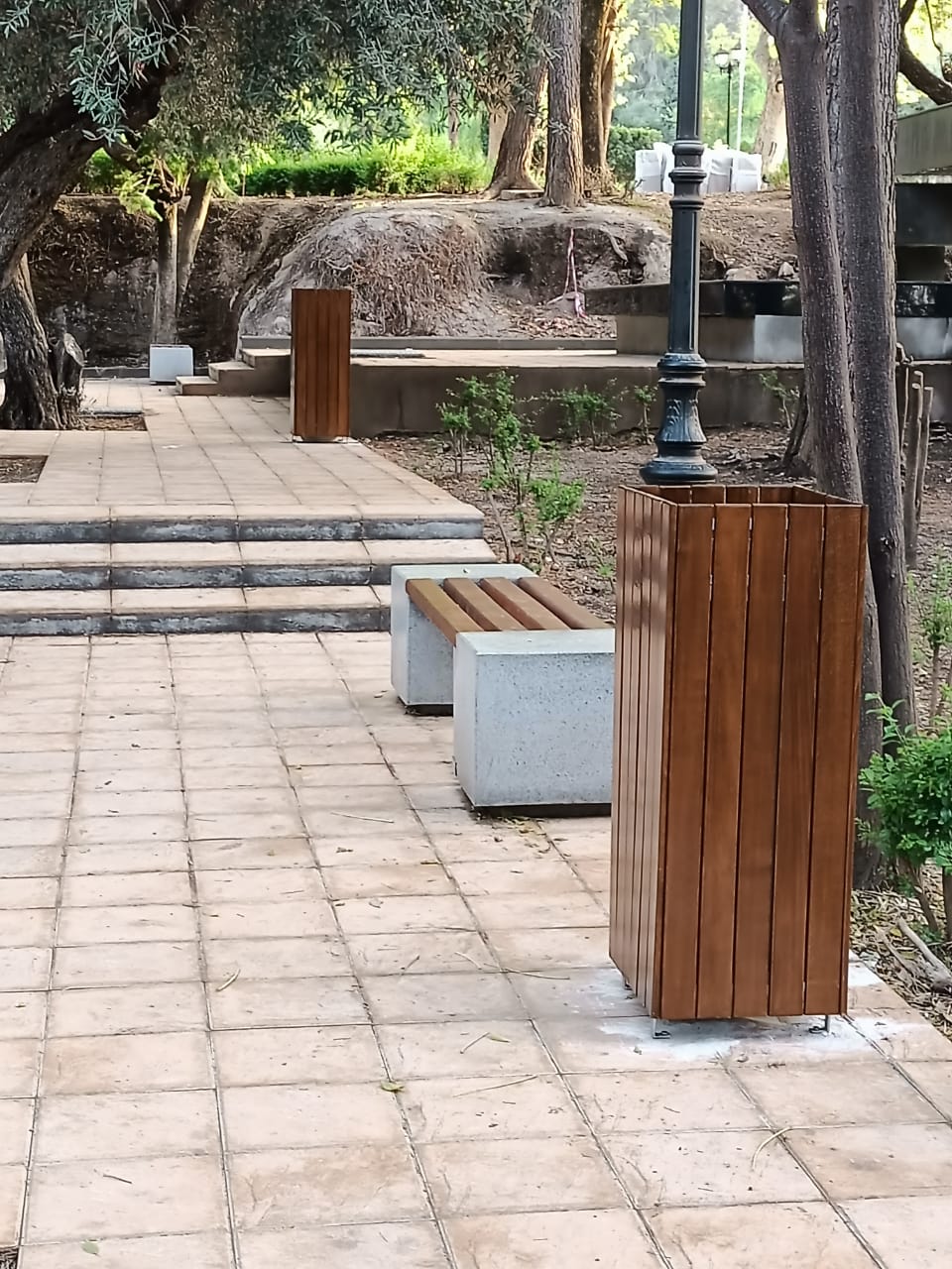 Corbeille et banc en espace aménagé